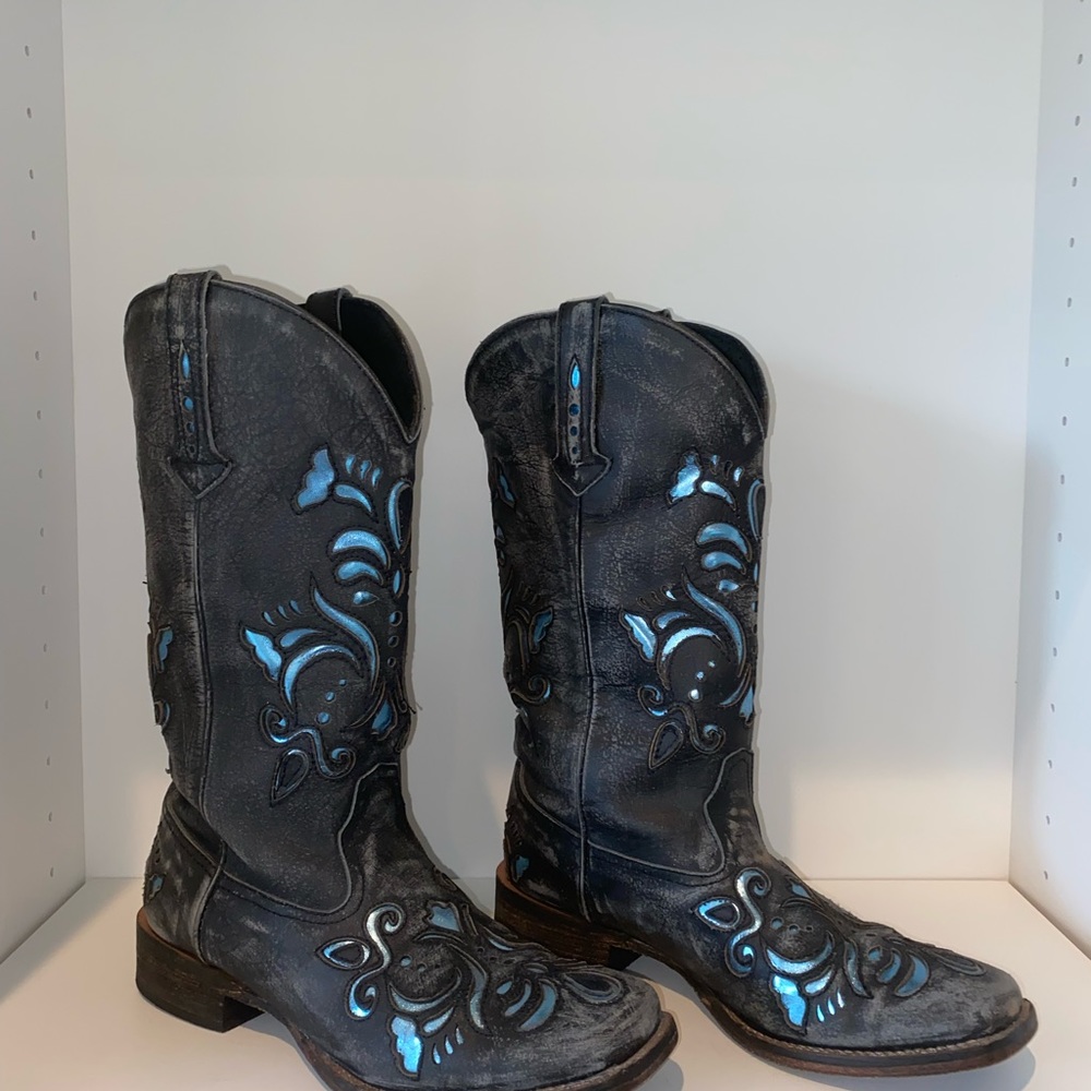 Roper gray and blue women’s distressed leather scroll underlay western boots